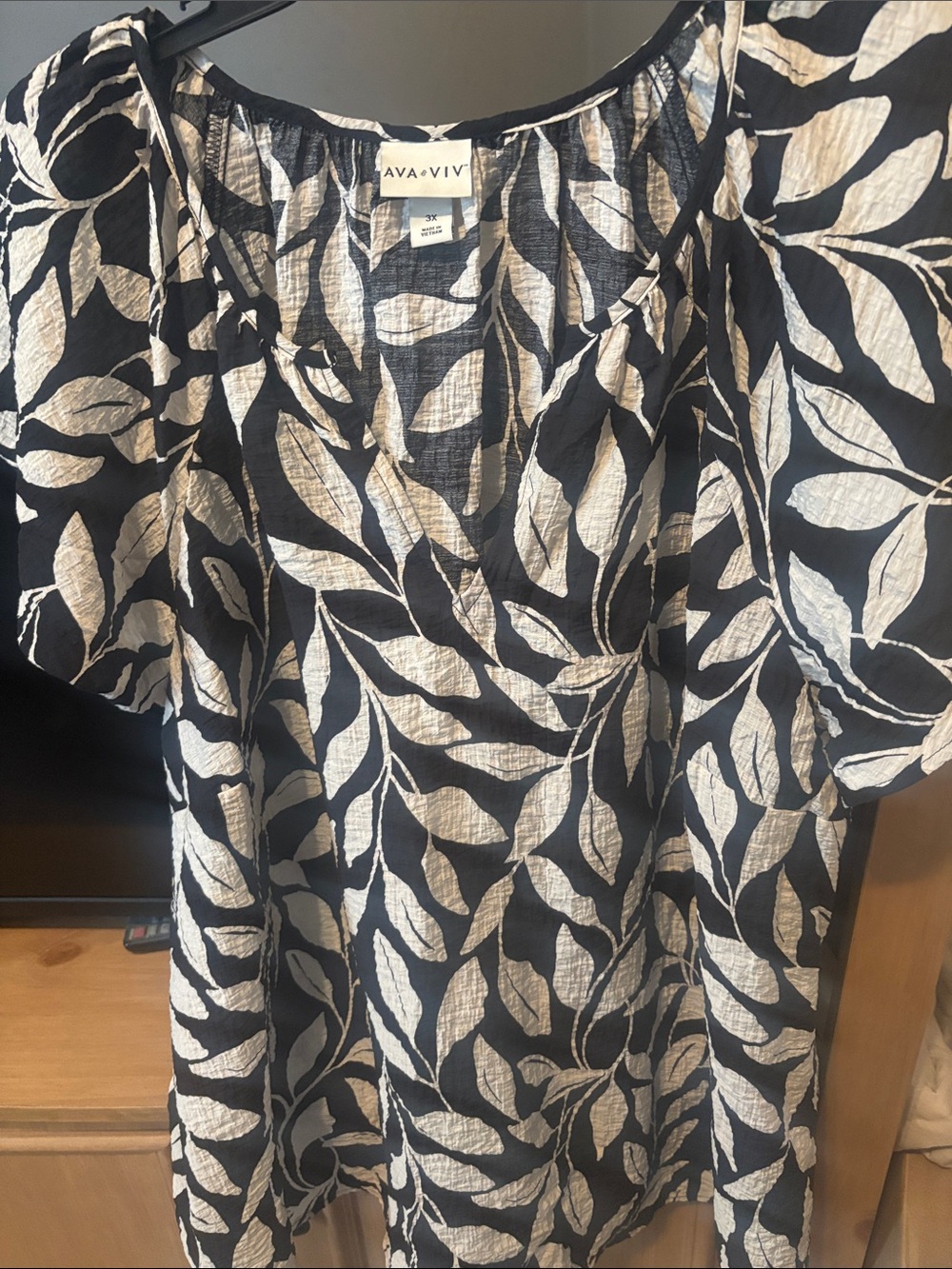 Ava & Viv Black and White Leaf-Print Blouse